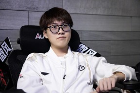 九游包含Rookie重返赛场，出色防守首场状态出色，雄鹿观众沸腾！赛场气氛高涨的词条